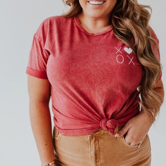 PINK‎ DESERT THE XOXO MINERAL WASH GRAPHIC TEE IN CARDINAL RED S NWT IN PKG - Picture 3 of 9